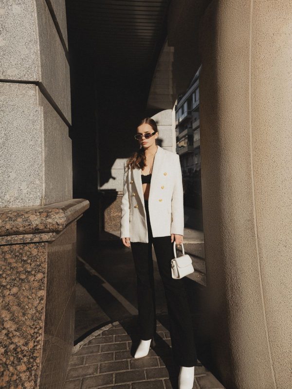 Yvette Linen Blazer in Ivory — AURELLE